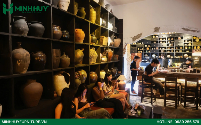 Trang trí kệ trưng bày tách trà và đồ gốm