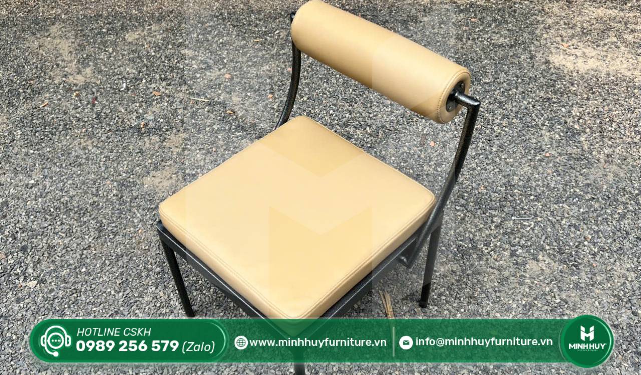 Mẫu bàn ghế sắt kết hợp mặt gỗ cho ban công và sân vườn