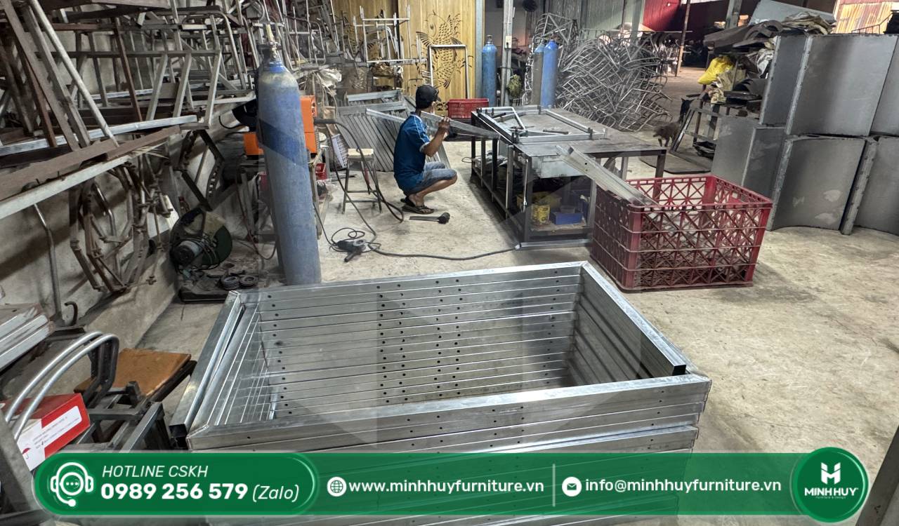 bàn ghế sắt sân vườn có mái che đẹp