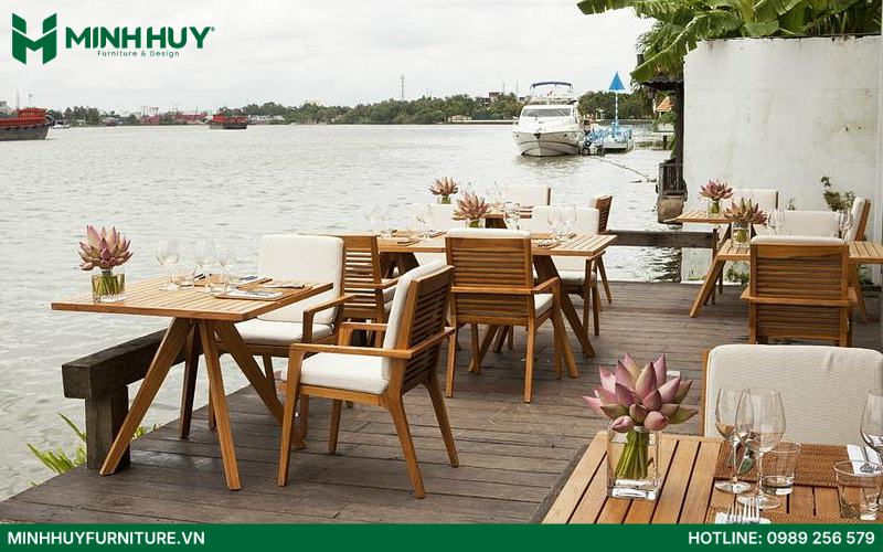 nhà hàng cổ điển The Deck Saigon