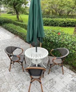 mẫu bàn ghế sắt sân vườn có mái che